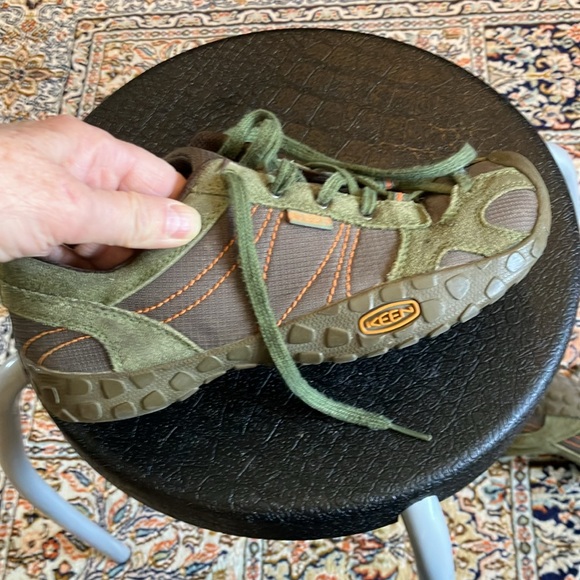 Keen hiking shoes in green and brown with orange stitching. - Picture 8 of 12